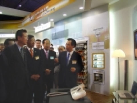 삼성전자 이기태 사장(맨 오른쪽)이 6일 개막된 '2005 국제광산업전회'의 삼성전자 부스에서 참석한 귀빈들에게 삼성전자의 최첨단 광통신서비스 'FTTH 솔루션'에 대해 설명하고 있다.