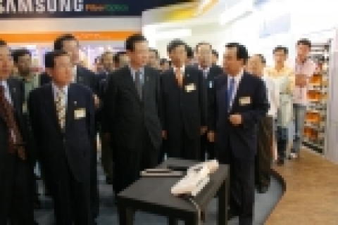 삼성전자 이기태 사장(맨 오른쪽)이 6일 개막된 '2005 국제광산업전회'의 삼성전자 부스에서 참석한 귀빈들에게 삼성전자의 최첨단 광통신서비스 'FTTH 솔루션'에 대해 설명하고 있다.
