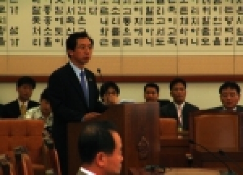 한나라당 김기현 의원이 국회법제사법위원회 전체회의에서 '불법도청 특검법' 제안 설명을 하고 있다.