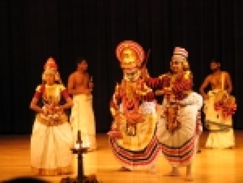 잊혀진 가야문화를 창조적으로 복원하여 김해를 국제적인 문화관광 도시로 활성화하기 위한 가야세계문화축전이 오는 9월 30일부터 10월 16일까지 경상남도 김해에서 열린다. 올해는 특히 가야의 수로왕의 부인인 인도인 허황후(許皇后)의 고향인 우타르 프라데쉬(Utar Pradesh) 주장관과 인도 전통 공연단이 직접 방한을 해 인도 전통공연을 선보인다.