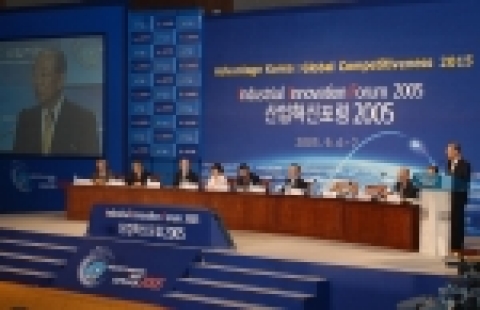 전경련은 6일 그랜드인터컨티넨탈호텔에서 이해찬 국무총리를 비롯하여 이희범 산자부 장관, Alvin Toffler 미래학자등 700여명이 참석한 가운데 산자부와 공동으로 '2015 산업발전전략 보고대회'를 개최, 강신호 전경련 회장이 축사를 하고있다.