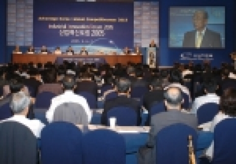 전경련은 6일 그랜드인터컨티넨탈호텔에서 이해찬 국무총리를 비롯하여 이희범 산자부 장관, Alvin Toffler 미래학자등 700여명이 참석한 가운데 산자부와 공동으로 '2015 산업발전전략 보고대회'를 개최, 강신호 전경련 회장이 축사를 하고있다