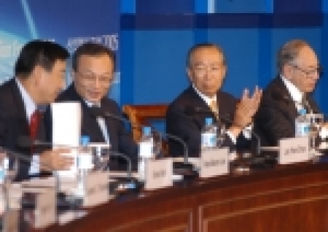 전경련은 6일 그랜드인터컨티넨탈호텔에서 국내외 학자 및 경제계등 700여명이 참석한 가운데 산자부와 공동으로 '2015 산업발전전략 보고대회'를 개최하였다. 왼쪽부터 이희범 산자부 장관, 이해찬 국무총리, 강신호 전경련 회장, Alvin Toffler 미래학자