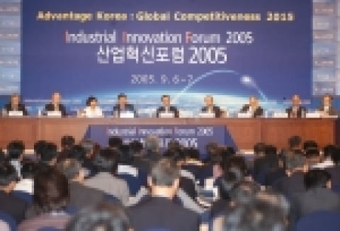 전경련은 6일 그랜드인터컨티넨탈호텔에서 국내외 학자 및 경제계등 700여명이 참석한 가운데 산자부와 공동으로 '2015 산업발전전략 보고대회'를 개최하였다