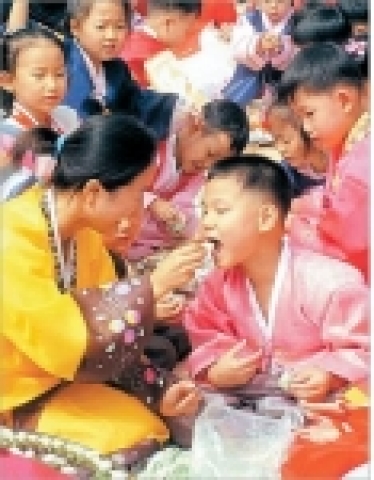 농촌진흥청은 9월 7일 우리나라 농업과학기술 홍보전시관인 농업과학관에서 어린이집 원생(90여명)을 대상으로 맛있고 예쁜 송편 만들어보기 행사를 개최한다고 밝혔다.
