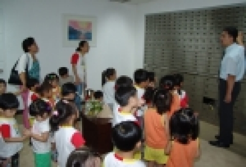 큰샘 어린이집 원생들이 경남은행 VIP센터지점 대여금고를 방문 견학하고 있다.