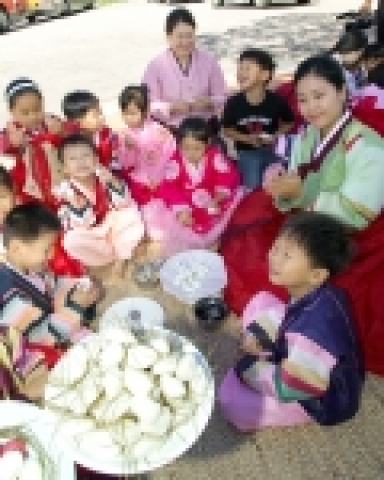 농촌진흥청은 9월 7일 우리나라 농업과학기술 홍보전시관인 농업과학관에서 어린이집 원생(90여명)을 대상으로 맛있고 예쁜 송편 만들어보기 행사를 개최했다.