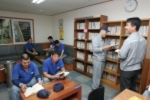 휴게실의 소규모 도서관