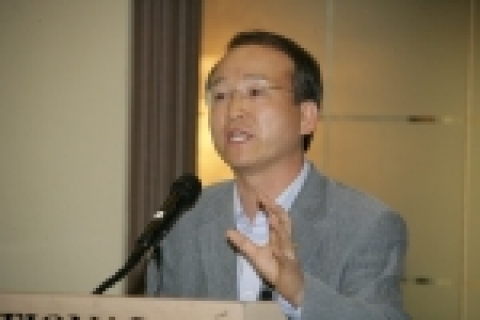 KT 남중수 사장이 7일 프레스센터 20층 프레스클럽에서 열린 기자 간담회에서 원더경영 등 KT 경영방향에 대해 설명하고 있다.