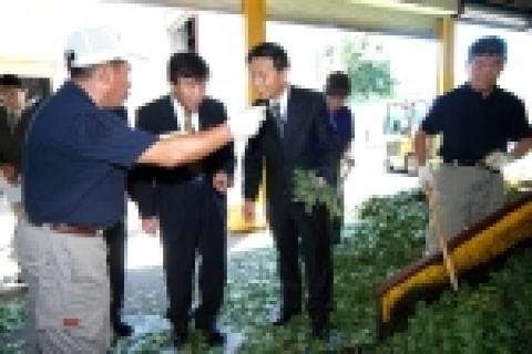 김창근 SK케미칼 부회장 협력업체 방문(1)_20050907_SK케미칼 김창근 부회장(오른쪽)이 협력업체인 KGL('기넥신'의 원료인 은행잎 추출물을 생산, 공급하는 업체)을 방문해 KGL 조용덕 사장의 설명을 듣고 있다.