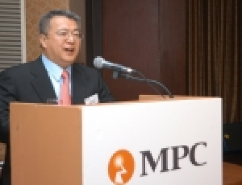 콜린 탐 (Colin Tam) MPC회장 및 CEO가 기자회견에서 스피치를 하고 있다.