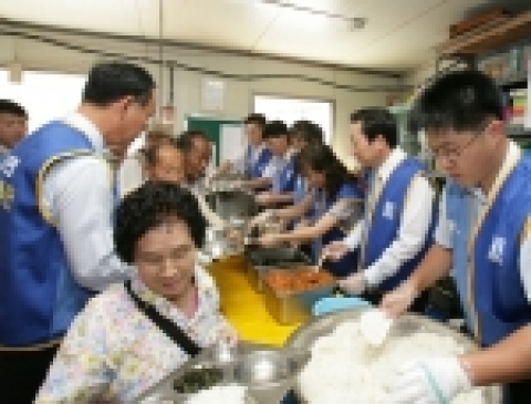 대구은행 경영기획본부봉사단은 7일 점심시간을 이용해 대구시 중구 남산동 소재 자비의 집을 찾아 무료급식활동을 펼쳤다.