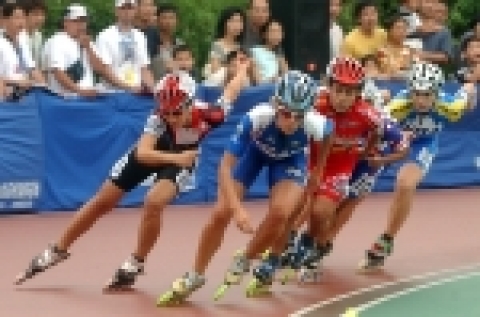 2005 세계롤러스피드스케이팅선수권대회에서 보이스페이저를 착용하고 경기를 펼치고 있는 궉채이(305,경기 동안고)선수