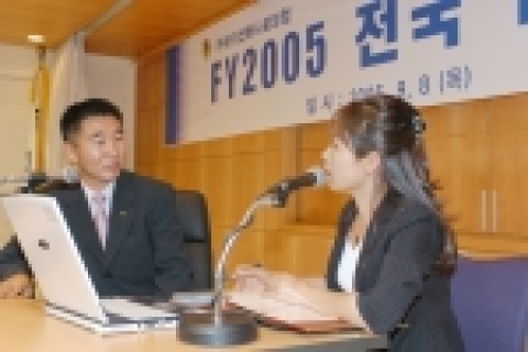신동아화재는 8일 오전 서울 태평로 본사 9층 강당에서 전국의 설계사 대리점을 대상으로 역할연기(role-playing) 경연대회를 개최, 소비자 입장에서 불황탈출 아이디어 모색하였다.