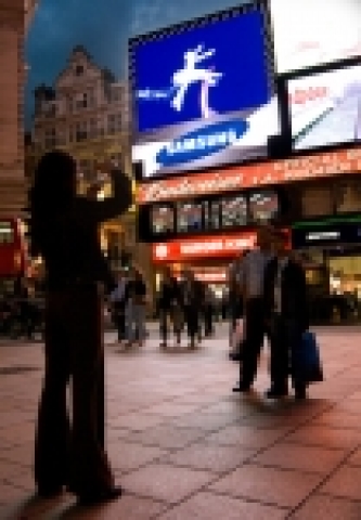 런던 피카딜리 광장(Picadilly Circus)에 9월부터 설치된 삼성 옥외광고물