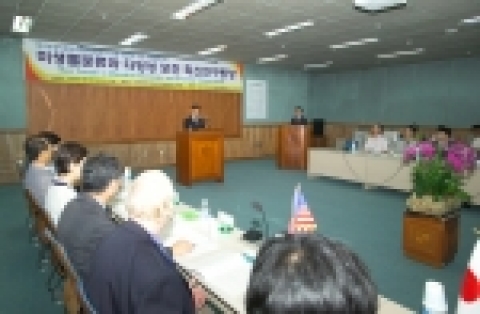 농촌진흥청 농업생명공학연구원은 9월 8일 농진청 국제회의장에서 미생물 자원에 대한 연구를 활성화하고 미생물 자원에 대한 국제적인 교류를 증진시키기 위해 독일, 일본, 미국의 과학자를 초청하여 국제 심포지엄을 개최하였다.