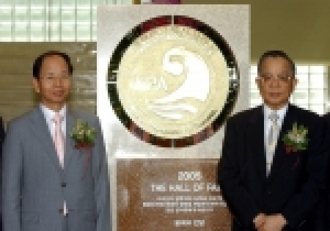 제일모직은 8일 여수사업장 본관에서 제진훈 사장(사진 왼쪽)과 한국능률협회 신영철 부회장 등이 참석한 가운데 대한민국 생산성대상 5년연속 수상을 기념하는 명예의 전당 헌정식을 가졌다.