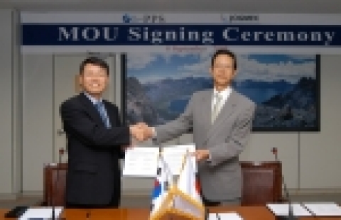 조달청 천룡 국제물자본부장(왼쪽)과 일본원유가스금속공사 관계자와 협약식을 맞치고 서약서를 교환하고 있다.