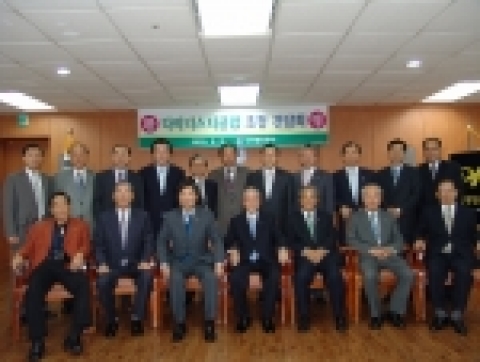 인천항만공사가 8일 오전 11시 인천항 관련 전․현직 단체장들의 모임인 다이너스티클럽 회원 17명을 사옥으로 초청해 오찬 간담회를 개최했다.