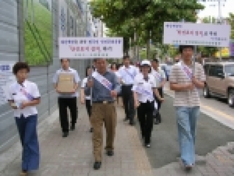 고양시는 추석절을 대비하여 사람들이 많이 붐비고 또 안전에 취약할 것으로 예상되는 원당재래시장에서 지난 6일「114차 안전점검의 날」행사를 실시하였다.