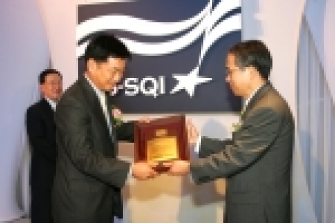 9월 8일 쉐라톤 워커힐 호텔 에서 열린 2005년 KS-SQI 1위 기업 시상식에서 초고속인터넷부문 3년 연속 1위를 차지한 하나로텔레콤의 마케팅부문장 오규석 전무(사진 좌)가 한국표준협회 이계형 회장(사진 우)으로부터 상을 수여받고 있다.