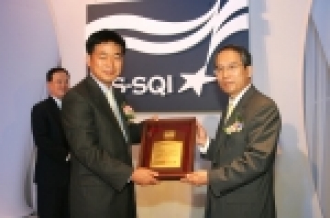 9월 8일 쉐라톤 워커힐 호텔 에서 열린 2005년 KS-SQI 1위 기업 시상식에서 초고속인터넷부문 3년 연속 1위를 차지한 하나로텔레콤의 마케팅부문장 오규석 전무(사진 좌)가 한국표준협회 이계형 회장(사진 우)으로부터 상을 수여받고 있다.