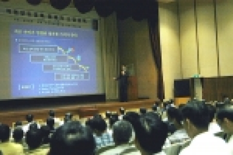 투자자교육협의회(의장 黃健豪)는 8일 충남 계룡대에서 전역예정인 공군간부 300여명를 대상으로 특강을 실시했다.  ‘저금리시대 자산설계 및 은퇴플랜’이란 주제로 삼성증권 김용범 상