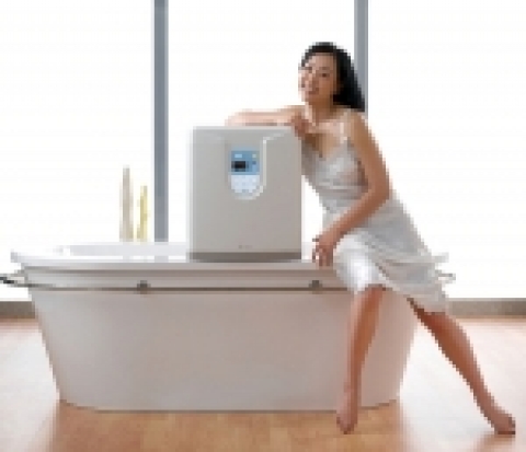 사진은 강수연씨가 모델로 활동하고 있는 원전커머스의 반신욕기(온수정화기) 스파젠 제품사진
