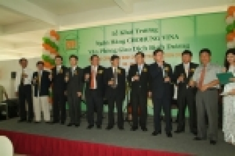 좌측 세 번째부터 양신근 신한은행 부행장, 김지영 베트남 한국총영사, 빈즈엉성(省)장, 베트남대외무역은행장, 강신성 조흥은행 부행장