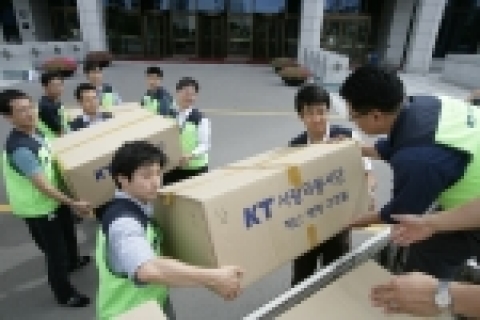 KT의 임직원들로 구성된 ‘KT 사랑의 봉사단‘은 분당 본사에서 울릉도 피해주민들이 가장 시급히 필요한 의류, 내의, 담요, 긴급 생필품으로 구성된 구호품 세트를 만들어 9일 울릉도 현지로 보냈다.