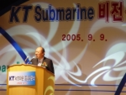 KT서브마린이 창사 10주년을 맞아 9일 개최한 "Future 2010 비전선포식"에서 박종수 사장이 참석자들에게 매출 1천억원의 초우량 해양전문 건설업체로 발돋움 하겠다는 비전을 밝히고 있다.