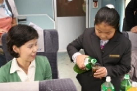 한국철도공사는 9일 KTX 어린이 명예승무원으로 선발된 초등학교 어린이 32명을 서울역으로 초청해 서울-대전 구간에서 KTX 승무원 체험을 하는 행사를 가졌다