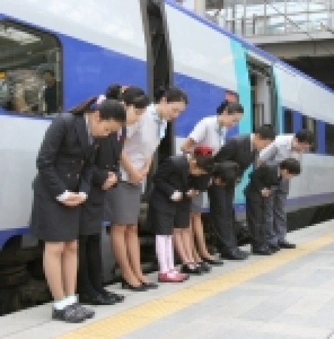 한국철도공사는 9일 KTX 어린이 명예승무원으로 선발된 초등학교 어린이 32명을 서울역으로 초청해 서울-대전 구간에서 KTX 승무원 체험을 하는 행사를 가졌다