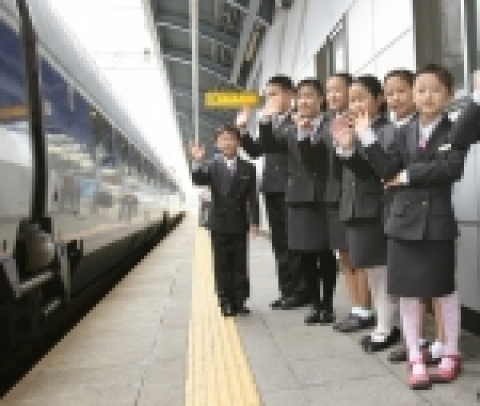 한국철도공사는 9일 KTX 어린이 명예승무원으로 선발된 초등학교 어린이 32명을 서울역으로 초청해 서울-대전 구간에서 KTX 승무원 체험을 하는 행사를 가졌다