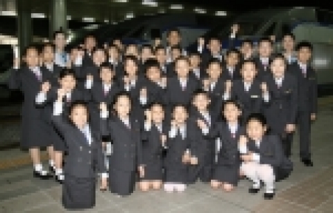 한국철도공사는 9일 KTX 어린이 명예승무원으로 선발된 초등학교 어린이 32명을 서울역으로 초청해 서울-대전 구간에서 KTX 승무원 체험을 하는 행사를 가졌다