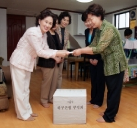 대구은행 부인회는 9일 오전 추석을 맞아 가출청소년 임시보호소인 대구 중구 삼덕동 소재 '대구 YMCA 청소년쉼터'와 장애인 보호시설인 남구 대명동 소재 '나눔의 공동체'를 방문해 성금과 생필품을 전달하고 관계자들을 위로하였다.