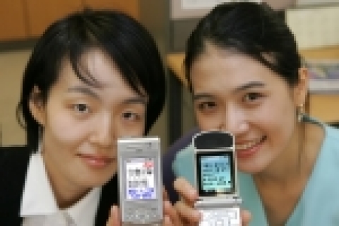 휴대폰 이용자가 <002 한글 국제문자메시지 서비스>를 통해 해외에 있는 친구에게 한글 문자메시지를 보내고 있다.