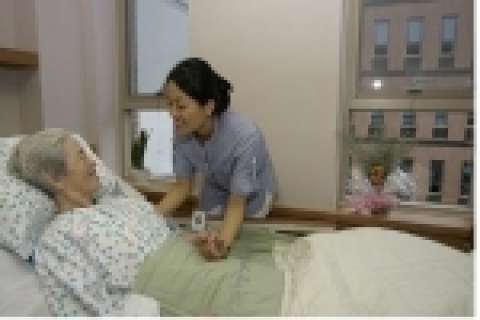 서울시립 동부노인전문요양센터에서는 치매, 중풍 등 노인성질환으로 신체적․정신적 장애가 있는 어르신을 요양 보호하는 노인복지시설로서 저렴한 비용으로 전문성과 체계적인 요양 프로그램 등 일상생활에 필요한 서비스를 제공한다.