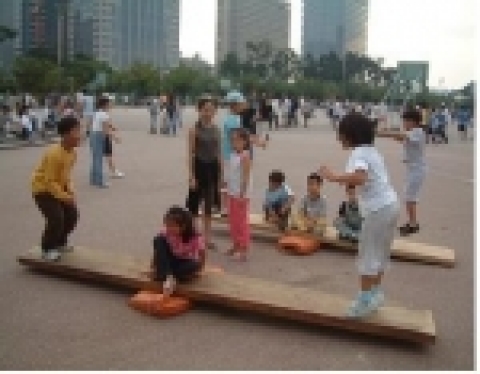 서울의 공원에서 추석을 보내며 고향에 가지 못한 시민들에게는 고향의 정서를 느끼고 이미 고향을 다녀온 시민들에게는 연휴를 알차게 보내며 가족간의 사랑을 확인하는 기회를 마련하였다.