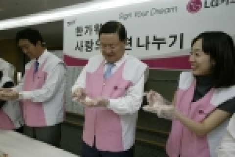 박해춘 LG카드 사장(가운데)이 12일 서울 중구 남대문로5가 본사에서 본사 임직원 60여명과 함께 직접 송편을 빚고있다.