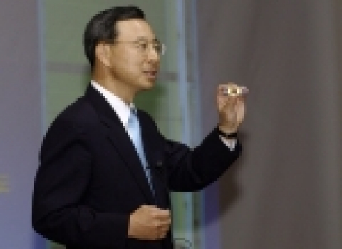 삼성전자 황창규사장은 12일(월) 신라호텔에서 개최된 기자간담회에서 「세계 최소 선폭 50나노 기술을 상용화한 16기가 낸드플래시」, 「업계 최소형 720만 화소 CMOS 이미지 센서」,「메모리-시스템 LSI 융합 퓨전반도체 (3종)」등을 발표했다.