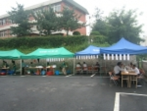 식사동 새마을부녀회에서는 지난 9일 회원 13명이 참여하여 일산동구 식사동사무소에서 사랑, 나눔, 이웃과 함께 하는 날을 주제로 불우이웃돕기 『알뜰바자회』를 실시하였다.