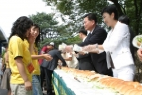델리샵 오픈행사 '30미터 서브웨이 샌드위치 만들기'