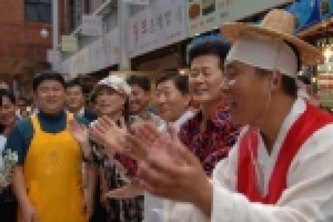 왼쪽부터 재래시장 홍보대사(김준호, 손심심), 중소기업청장 김성진, 가수 태진아, 개그맨 조문식