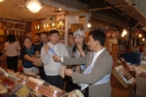 오른쪽부터 조현정 벤처기업협회장, 손심심 재래시장홍보대사, 중소기업청장 김성진