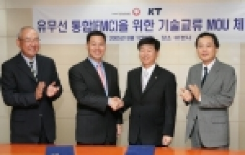 서광주 KT 네트워크부분장(왼쪽에서 세번째)과 김종훈 벨연구소장이 12일 오후 KT분당 사옥에서 유선통합망 기술교류를 위한 양해각서를 체결한 후 악수를 나누고 있다.