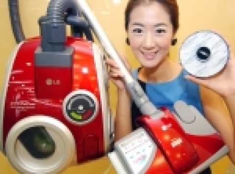 LG전자「싸이킹멀티- 안티알러지」 청소기는 안티-알러지 필터시스템을 채용, 알러지 원인물질방지 기능을 영국 알러지협회(BAF: The British Allergy Foundation)의 인증을 획득했다. 사진속 모델이 들고 있는 동그란 것이 안티-알러지 필터.