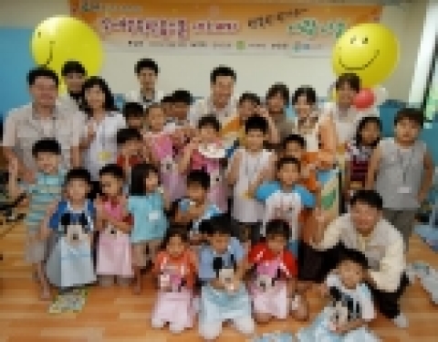 한가위 명절을 앞두고 GS홈쇼핑과 기아대책이 9/12(월) 빈곤 결손 아동의 방과후 학업을 지원하기 위해 오픈한 <행복한 홈스쿨> 개소식 행사에서 지역의 독거 노인들에게 배달할 ‘사랑의 송편’을 만들어 보이며 즐거워하고 있다.