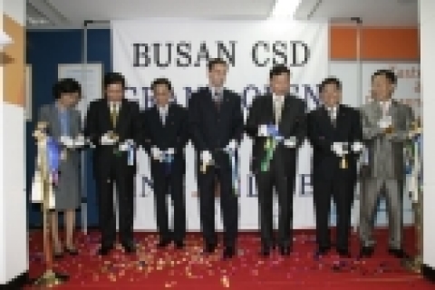 ING생명 부산 고객 데스크 오프닝 행사가 9월 12일에 열렸다. 7월말 신계약 백만건 달성이라는 과업을 이룩한 ING생명은 대 고객 서비스를 강화하고 지방 고객들에 대한 접근성을 더욱 높이고자 서울 역삼동에 이어 2번째로 고객 센터를 열게 되었다.