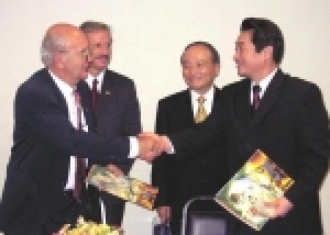좌로부터 Dr.Rodrigo GAMEZ(로드리고 가메즈), INBio원장, Dr. Fernamdo GUTIERREZ(페르난도 구띠에레즈) 과기부장관, 오명 과기부총리, 이상기 생명연 원장